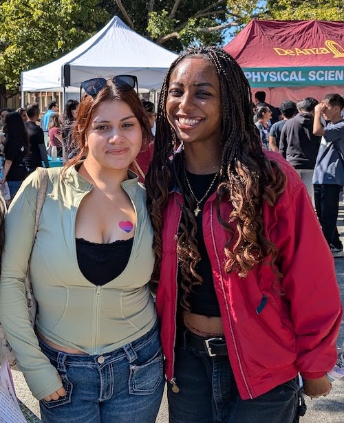 two young women in Main Quad at Welcome Day